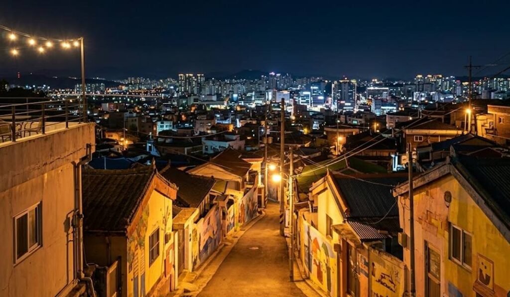 청주 수암골 벽화마을 야경 카페 전경
